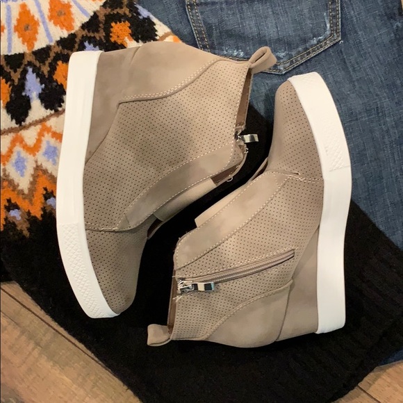 Last Pair ✨SALE TODAY ONLY✨HP✨NEW • Wedge Sneaker - Picture 8 of 8